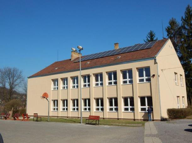 Távoli kép a Csépányi Általános Iskola megújult épületéről.
