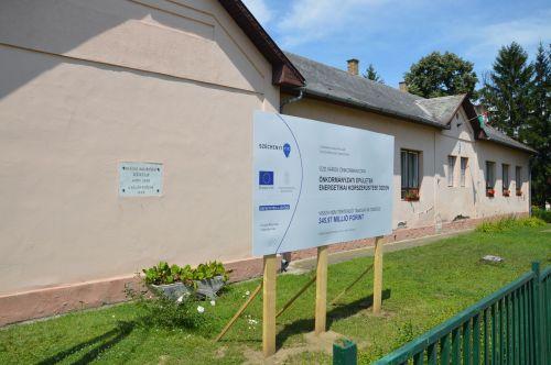 Az állami támogatást jelző tábla az Ózdi Petőfi Sándor Általános Iskola előtt.