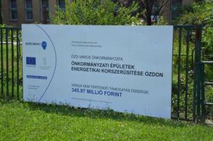 Önkormányzati épületek energetikai korszerűsítése Ózdon támogatás táblája.
