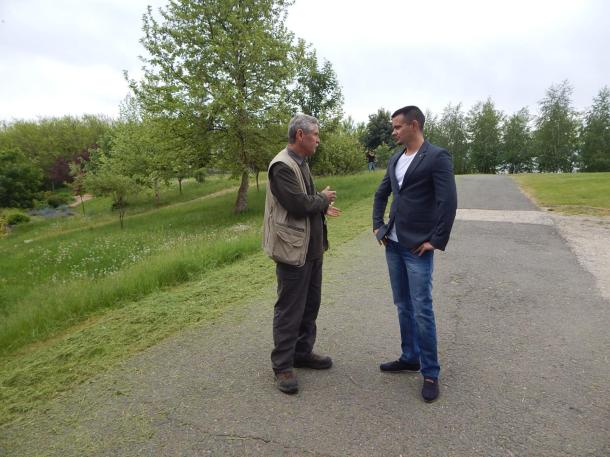 Janiczak Dávid, Ózd város polgármestere egyeztet Léman Bélával, az Ózdi Városüzemeltető Intézmény erdészeti részlegvezetőjével a Drótos-tetőn.