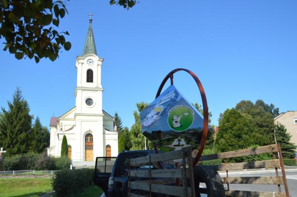 A szeretetkocka háttérben az Ív úti templommal