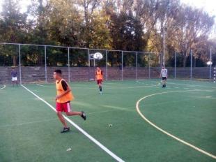 Fiatalok fociznak a műfüves pályán