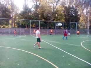Fiatalok fociznak a műfüves pályán