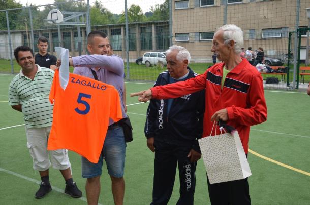 Váradi József, az Ózdi Roma Nemzetiségi Önkormányzat elnöke emeli az ajándék mezt