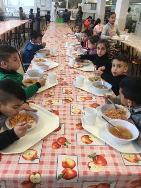 A gyerekek az ebédjüket fogyasztják az étkezőben