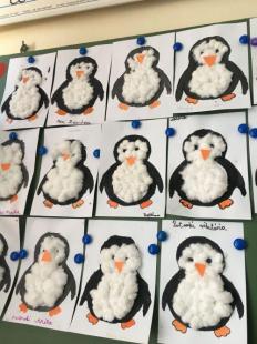 Gyerekek által készített pingvin figurák a táblán