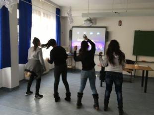 Diákok a Just Dance című játékkal játszanak