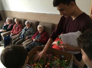 Ajándékot hoznak az idősek otthonába