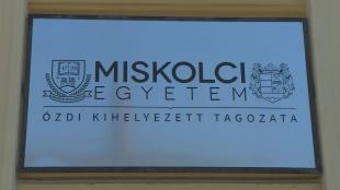 A Miskolci Egyetem Ózdi Kihelyezett Karának táblája.