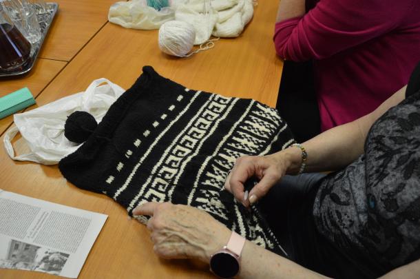 A gyakorlottabb asszonyok, norvég mintás pulóvert kötnek