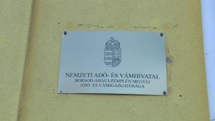A Nemzeti Adó- és Vámhivatal táblája az Inkubátor ház oldalán