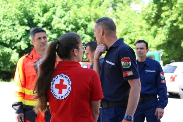 Buth Fanni, a Magyar Vöröskereszt Észak-Borsod Területi Szervezetének ózdi munkatársa szervezetük piros pólóját viseli.