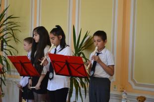 Az eseményen a II. János Pál Katolikus Általános Iskola és Óvoda diákjai  zenei produkcióval működtek közre.