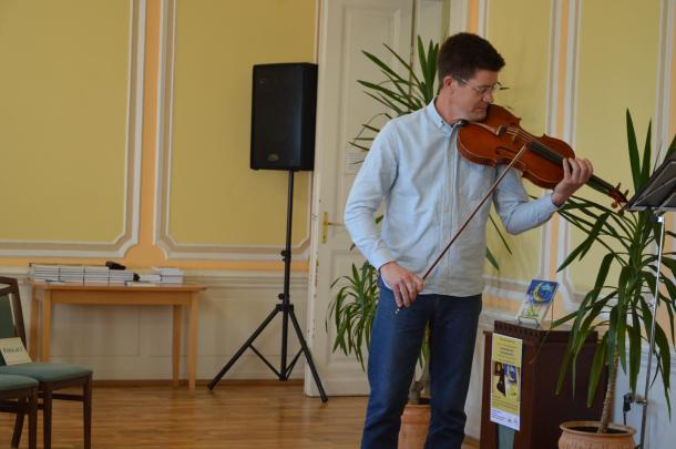 Molnár Tamás, az Ózdi Erkel Ferenc Alapfokú Művészeti Iskola tanárának hegedűjátékát is meghallgathatták a résztvevők.