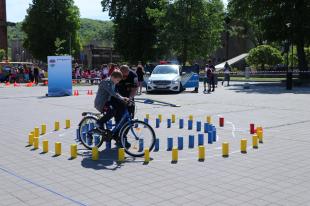Az Ózdi Rendőrkapitányság munkatársai segédkezik a biciklis ügyességi pályán.