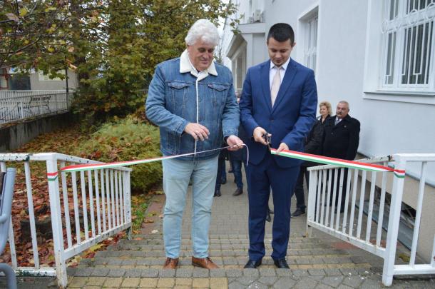 Dr. Almási Csaba és Janiczak Dávid vágják át a szalagot