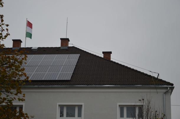 A tetőre napelemek is kerültek