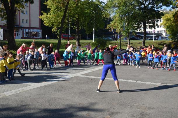 Bemelegítő gyakorlatokat végeznek a gyerekek