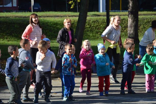 Bemelegítő gyakorlatokat végeznek a gyerekek