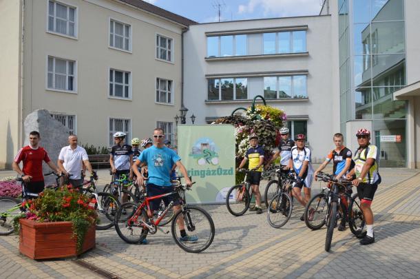 Kerékpárosok a Városház téren