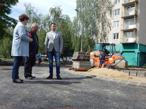 Kristonné Sipos Ágnes, Gyurkó Tibor és Janiczak Dávid az új körforgalomban