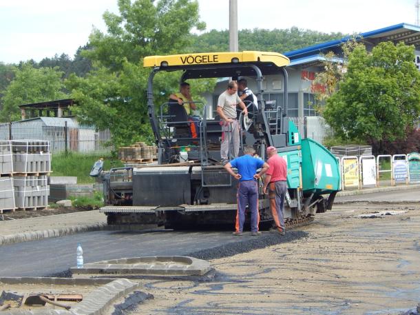 Aszfaltot fektetnek a Sárli úton