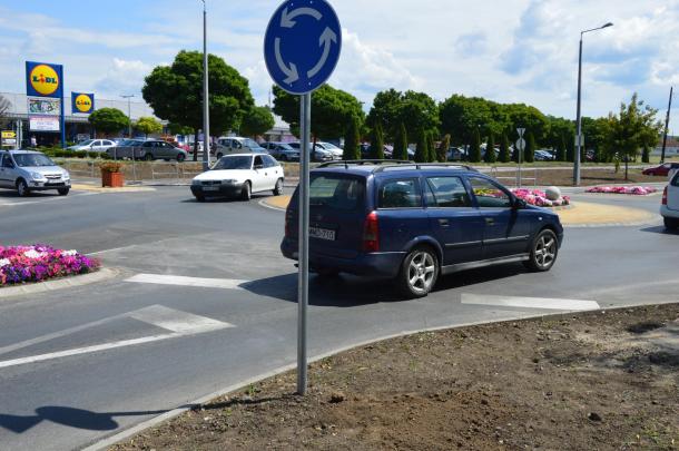 A használatba vették az autósok az új körforgalmat