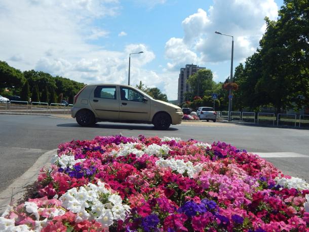 A használatba vették az autósok az új körforgalmat