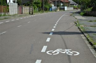 Kerékpár sáv az út szélén