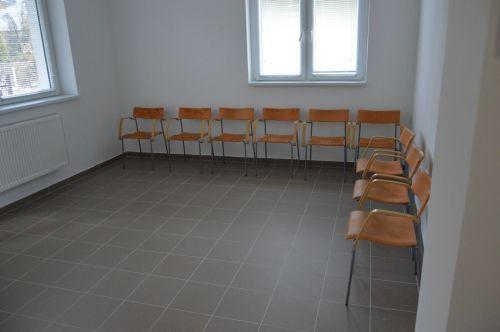 Az egyik teremben székek kapta helyet