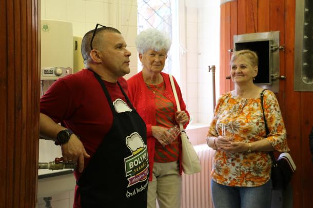 Elek Róberttől a sörgyártásról hallhattak sok érdekes információt, az érdeklődők pedig figyelemmel kísérték.