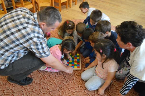 Szaniszló Károly mutatja az egyik játékot a gyerekenek