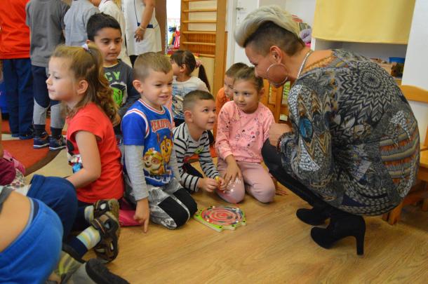 Bobcsák Emese játszik a gyerekekkel