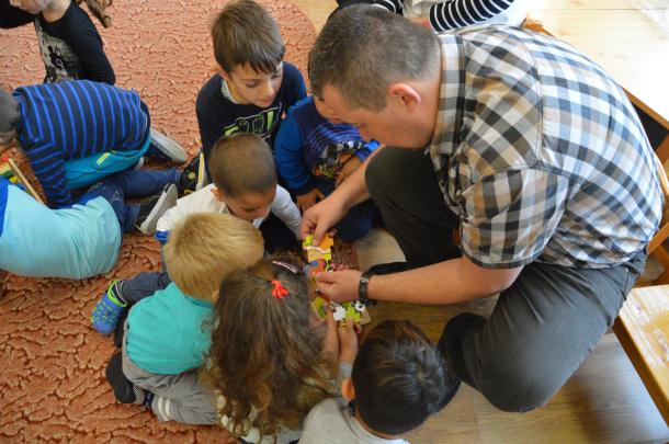 Szaniszló Károly mutatja az egyik játékot a gyerekenek