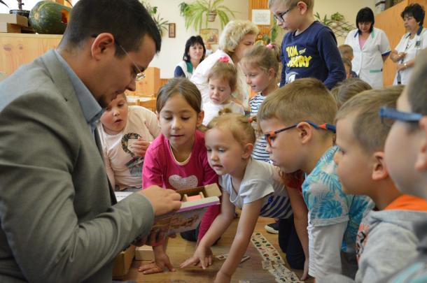 Janiczak Dávid játszik a gyerekekkel