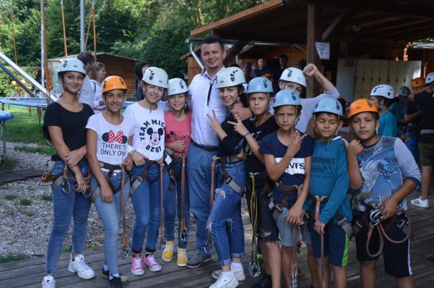 Csoportkép a kalandpark előtt