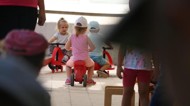 Először csak néhányan próbálták ki a játékot, később csatlakoztak a többiek.