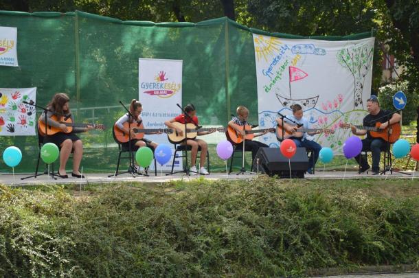 Fiatal tehetségek gitároznak a színpadon