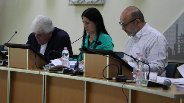 Dr. Almási Csaba, Zsuponyó Anett és Kiss Sándor a Pénzügyi és Gazdasági Bizottság ülésén.