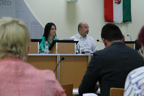 Zsuponyó Anett és Kiss Sándor a Pénzügyi és Gazdasági Bizottság ülésén.