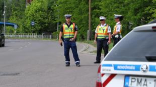 Az Ózdi Rendőrkapitányság három munkatársa közúti ellenőrzést hajt végre a vasútállomással szemben.