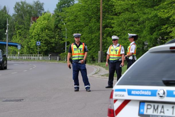 Az Ózdi Rendőrkapitányság három munkatársa közúti ellenőrzést hajt végre a vasútállomással szemben.
