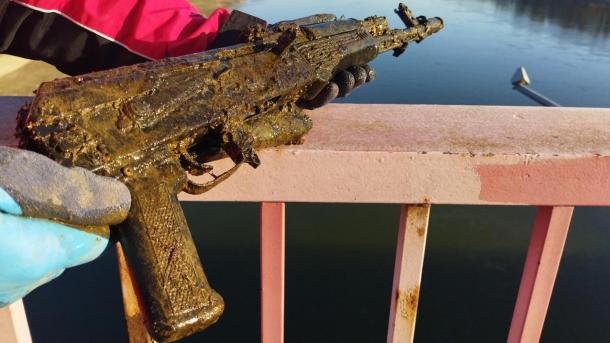 AK 74 M-típusú gépkarabély, amelyet Besenyei Bálint mágneshorgász fogott ki a Dunából.