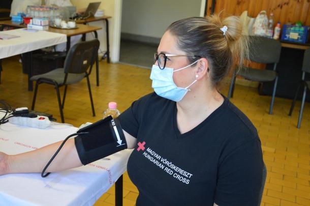 Dobos Eszter, a Magyar Vöröskereszt Észak-Borsod Területi Szervezetének területi munkatársa is adott vért a jótékony eseményen.