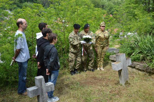 A katonák és a helyi gimnázium képviselői megkoszorúzzák Mezőkeresztesy János sírhelyét.