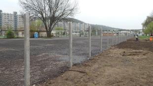 Már állnak az új kerítés oszlopai