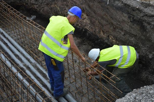 Két szakember végzi a munkáját a terülten