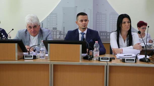 Dr. Almási Csaba jegyző, Janiczak Dávid polgármester és Zsuponyó Anett alpolgármester a képviselő-testület ülésén.