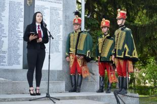 Nemes Virág, a SZIKSZI diákja és a Gömöri Lovas és Népi Hagyományőrző Egyesület tagjai az emlékműnél.