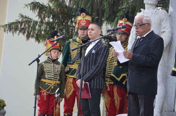 Berki Lajos, az Ózdi Roma Nemzetiségi Önkormányzat elnökhelyettesének ünnepi beszédét is meghallgathatták a jelenlévők.